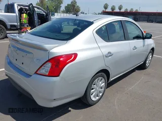 2019 Nissan Versa SV z VIN 3N1CN7AP9KL867893, wystawiony jako IAAI lot #42100542 z przebiegiem 105 962 mil mil oraz . Historia ofert i sprzedaży dostępna na DreamBid. Obrazek 4.