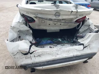 2017 Nissan Altima SV with VIN 1N4AL3AP2HC496668, listed as a IAAI auction lot 41700165 with 116,747 mi miles and . Bid and sale history available at carsss.com. Image 6.