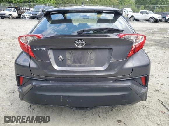 2018 Toyota C-HR XLE z VIN JTNKHMBX2J1003394, wystawiony jako Copart lot #58234865 z przebiegiem 132 574 mil mil oraz Szkoda całkowita • Salvage title. Historia ofert i sprzedaży dostępna na DreamBid. Obrazek 6.