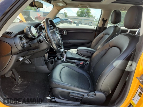 2015 MINI Hardtop z VIN WMWXM5C50F3A57281, wystawiony jako Copart lot #64920085 z przebiegiem 125 537 mil mil oraz Szkoda całkowita • Salvage title. Historia ofert i sprzedaży dostępna na DreamBid. Obrazek 7.
