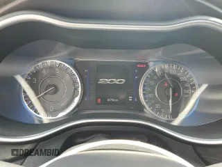 2015 Chrysler 200 Limited z VIN 1C3CCCAB4FN683973, wystawiony jako Copart lot #58203325 z przebiegiem 31 750 mil mil oraz Szkoda całkowita • Salvage title. Historia ofert i sprzedaży dostępna na DreamBid. Obrazek 9.