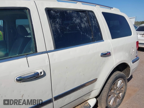 2008 Chrysler Aspen Limited z VIN 1A8HX582X8F150801, wystawiony jako IAAI lot #41995303 z przebiegiem 272 950 mil mil oraz . Historia ofert i sprzedaży dostępna na DreamBid. Obrazek 13.