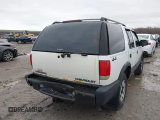 2003 Chevrolet Blazer LS z VIN 1GNDT13X63K106315, wystawiony jako IAAI lot #41914116 z przebiegiem 196 774 mil mil oraz . Historia ofert i sprzedaży dostępna na DreamBid. Obrazek 4.