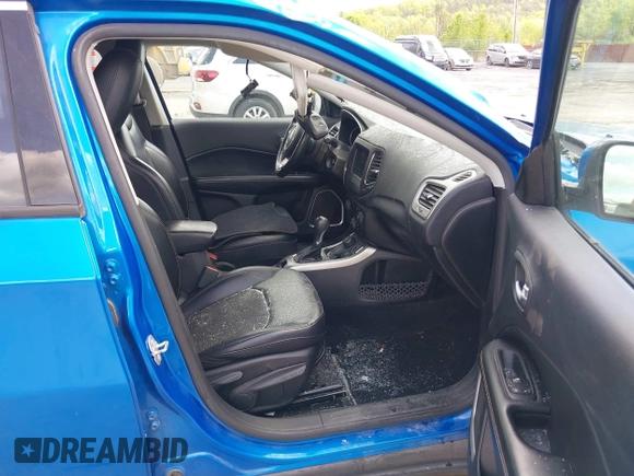 2018 Jeep Compass Altitude z VIN 3C4NJDBB0JT142314, wystawiony jako IAAI lot #42208895 z przebiegiem 119 459 mil mil oraz . Historia ofert i sprzedaży dostępna na DreamBid. Obrazek 5.