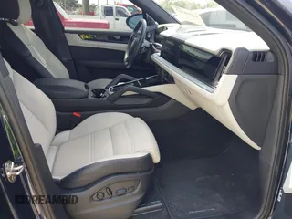 2024 Porsche Cayenne z VIN WP1AA2AY2RDA02192, wystawiony jako IAAI lot #42218312 z przebiegiem 14 809 mil mil oraz . Historia ofert i sprzedaży dostępna na DreamBid. Obrazek 5.