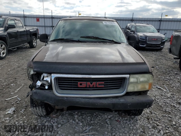 1998 GMC Jimmy SLE with VIN 1GKDT13W3W2555220, listed as a Copart auction lot 42743674 with 207,235 mi miles and Salvage Title. Bid and sale history available at carsss.com. Image 5.
