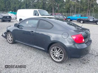 2006 Scion tC z VIN JTKDE177960133014, wystawiony jako IAAI lot #42407196 z przebiegiem 143 448 mil mil oraz . Historia ofert i sprzedaży dostępna na DreamBid. Obrazek 3.