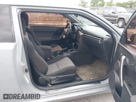 2014 Scion tC z VIN JTKJF5C71E3081033, wystawiony jako IAAI lot #42333111 z przebiegiem 144 124 mil mil oraz . Historia ofert i sprzedaży dostępna na DreamBid. Obrazek 5.