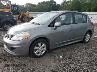 2007 Nissan Versa SL z VIN 3N1BC13E47L436542, wystawiony jako Copart lot #58562845 z przebiegiem 66 609 mil mil oraz Szkoda całkowita • Salvage title. Historia ofert i sprzedaży dostępna na DreamBid. Obrazek 1.