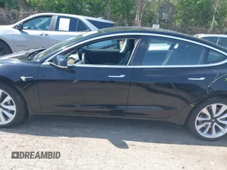 2018 Tesla Model 3 Long Range Battery z VIN 5YJ3E1EB9JF086703, wystawiony jako IAAI lot #42290193 z przebiegiem 46 255 mil mil oraz . Historia ofert i sprzedaży dostępna na DreamBid. Obrazek 15.
