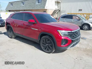2024 Volkswagen Atlas SE z VIN 1V2KE2CA5RC250418, wystawiony jako IAAI lot #42231854 z przebiegiem 8 304 mil mil oraz . Historia ofert i sprzedaży dostępna na DreamBid. Obrazek 1.