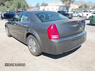 2008 Chrysler 300 C Hemi z VIN 2C3LA63H08H119760, wystawiony jako IAAI lot #41578898 z przebiegiem 240 531 mil mil oraz . Historia ofert i sprzedaży dostępna na DreamBid. Obrazek 3.