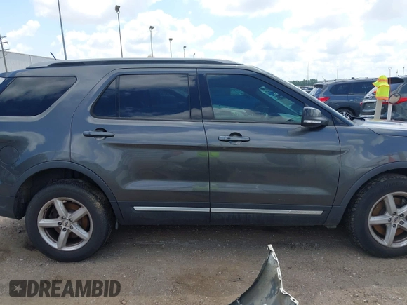 2018 Ford Explorer XLT z VIN 1FM5K7D8XJGC53906, wystawiony jako IAAI lot #42381320 z przebiegiem 142 782 mil mil oraz . Historia ofert i sprzedaży dostępna na DreamBid. Obrazek 13.