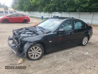 2007 BMW 3 Series 328xi z VIN WBAVC93547KX52045, wystawiony jako Copart lot #60922775 z przebiegiem 136 686 mil mil oraz Czysty tytuł • Clean title. Historia ofert i sprzedaży dostępna na DreamBid. Obrazek 1.