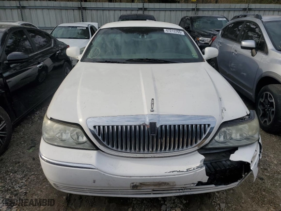 2005 Lincoln Town Car Signature with VIN 1LNHM81W75Y645807, listed as a Copart auction lot 47213765 with 234,403 mi miles and Clean Title. Bid and sale history available at carsss.com. Image 5.