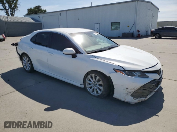 2018 Toyota Camry LE с VIN 4T1B11HK5JU073663, выставлен на аукционе Copart как лот 55656575 с пробегом 100 578 миль миль и Списание • Salvage title. История ставок и продаж доступна на DreamBid. Изображение 4.