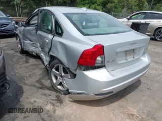 2008 Volvo S40 2.4L с VIN YV1MS382982384776, выставлен на аукционе IAAI как лот 42309949 с пробегом 215 744 миль миль и . История ставок и продаж доступна на DreamBid. Изображение 3.