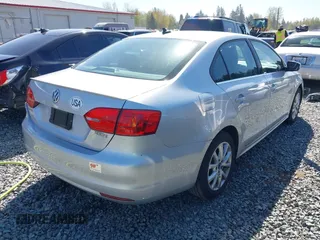 2013 Volkswagen Jetta SE z VIN 3VWDP7AJ0DM447943, wystawiony jako IAAI lot #42021858 z przebiegiem 127 083 mil mil oraz . Historia ofert i sprzedaży dostępna na DreamBid. Obrazek 4.