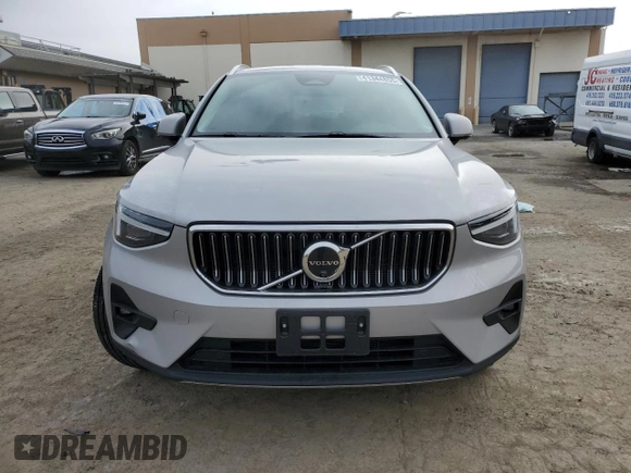 2023 Volvo XC40 Ultimate Bright Theme с VIN YV4L12UA5P2939455, выставлен на аукционе Copart как лот 41344855 с пробегом 18 949 миль миль и Списание • Salvage title. История ставок и продаж доступна на DreamBid. Изображение 5.