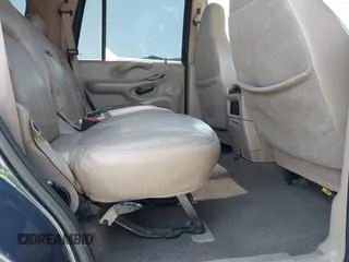 2002 Ford Expedition Eddie Bauer z VIN 1FMRU17W02LA41947, wystawiony jako IAAI lot #42483099 z przebiegiem 166 676 mil mil oraz . Historia ofert i sprzedaży dostępna na DreamBid. Obrazek 8.