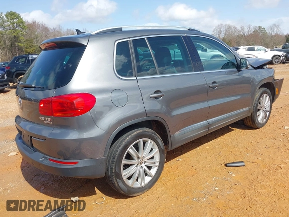 2015 Volkswagen Tiguan SE z VIN WVGBV7AXXFW503955, wystawiony jako IAAI lot #41730076 z przebiegiem 146 446 mil mil oraz . Historia ofert i sprzedaży dostępna na DreamBid. Obrazek 4.