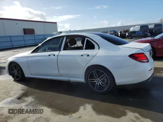 2019 Mercedes-Benz E-Class E 300 with VIN WDDZF4JB2KA646074, listed as a Copart auction lot 84917544 with 32,075 mi miles and Clean Title. Bid and sale history available at carsss.com. Image 2.