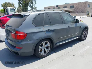2013 BMW X5 xDrive50i z VIN 5UXZV8C5XD0C17142, wystawiony jako IAAI lot #42528433 z przebiegiem 84 886 mil mil oraz . Historia ofert i sprzedaży dostępna na DreamBid. Obrazek 4.