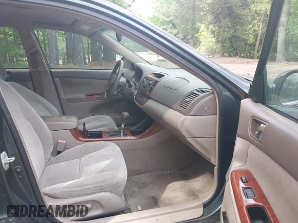 2002 Toyota Camry LE z VIN 4T1BE32K12U619689, wystawiony jako IAAI lot #42222078 z przebiegiem 216 591 mil mil oraz . Historia ofert i sprzedaży dostępna na DreamBid. Obrazek 5.