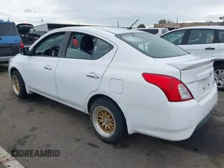 2016 Nissan Versa S z VIN 3N1CN7AP2GL874126, wystawiony jako IAAI lot #38894209 z przebiegiem 91 469 mil mil oraz . Historia ofert i sprzedaży dostępna na DreamBid. Obrazek 3.