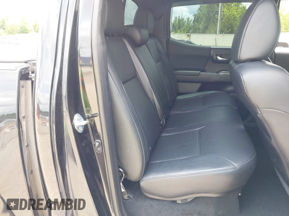 2020 Toyota Tacoma SR5 z VIN 3TMAZ5CN8LM138501, wystawiony jako IAAI lot #42321412 z przebiegiem 81 806 mil mil oraz . Historia ofert i sprzedaży dostępna na DreamBid. Obrazek 8.
