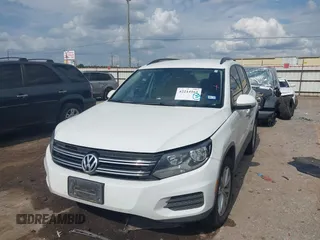 2017 Volkswagen Tiguan S z VIN WVGAV7AX2HK051022, wystawiony jako IAAI lot #42214161 z przebiegiem 87 914 mil mil oraz . Historia ofert i sprzedaży dostępna na DreamBid. Obrazek 2.