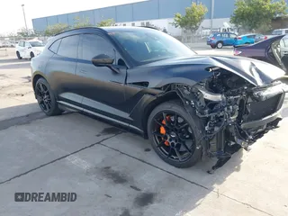 2023 Aston Martin DBX 707 z VIN SD7VUJBW8PTV07531, wystawiony jako IAAI lot #41608734 z przebiegiem 8476 mil mil oraz . Historia ofert i sprzedaży dostępna na DreamBid. Obrazek 1.