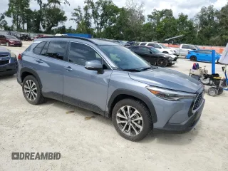 2022 Toyota Corolla Cross XLE z VIN 7MUDAAAG9NV036831, wystawiony jako Copart lot #60986125 z przebiegiem 6 642 mil mil oraz Szkoda całkowita • Salvage title. Historia ofert i sprzedaży dostępna na DreamBid. Obrazek 4.
