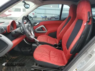 2009 Smart fortwo Pure z VIN WMEEJ31X19K250107, wystawiony jako Copart lot #71576014 z przebiegiem 93 792 mil mil oraz Szkoda całkowita • Salvage title. Historia ofert i sprzedaży dostępna na DreamBid. Obrazek 7.