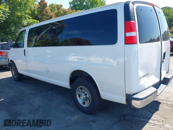 2018 Chevrolet Express Passenger LT z VIN 1GAZGPFG2J1332171, wystawiony jako IAAI lot #39459519 z przebiegiem 71 541 mil mil oraz . Historia ofert i sprzedaży dostępna na DreamBid. Obrazek 3.