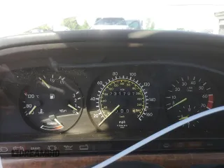 1986 Mercedes-Benz 560 z VIN WDBCA39D0GA245644, wystawiony jako Copart lot #56563485 z przebiegiem 231 797 mil mil oraz Tytuł czysty. Historia ofert i sprzedaży dostępna na DreamBid. Obrazek 9.
