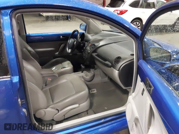 2004 Volkswagen New Beetle Coupe GLS with VIN 3VWCK31C14M421761, listed as a IAAI auction lot 41771431 with 76,184 mi miles. Bid and sale history available at carsss.com. Image 5.