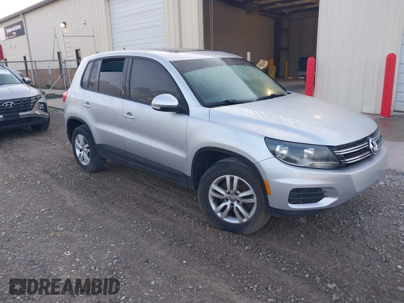 2013 Volkswagen Tiguan S z VIN WVGAV3AX0DW562532, wystawiony jako IAAI lot #42737494 z przebiegiem 152 549 mil mil oraz . Historia ofert i sprzedaży dostępna na DreamBid. Obrazek 1.