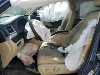 2019 Toyota Highlander LE z VIN 5TDBZRFH3KS960817, wystawiony jako Copart lot #52377955 z przebiegiem 95 348 mil mil oraz Szkoda całkowita • Salvage title. Historia ofert i sprzedaży dostępna na DreamBid. Obrazek 7.