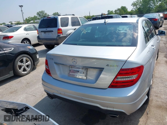 2013 Mercedes-Benz C 300 Sport z VIN WDDGF8AB1DR292986, wystawiony jako IAAI lot #42430247 z przebiegiem 105 105 mil mil oraz . Historia ofert i sprzedaży dostępna na DreamBid. Obrazek 16.