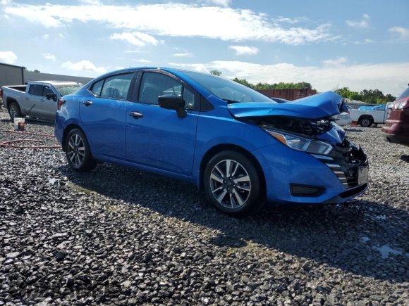 2024 Nissan Versa S z VIN 3N1CN8DV8RL849203, wystawiony jako Copart lot #56414195 z przebiegiem 22 127 mil mil oraz Szkoda całkowita • Salvage title. Historia ofert i sprzedaży dostępna na DreamBid. Obrazek 4.