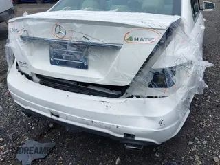 2014 Mercedes-Benz C 300 Sport z VIN WDDGF8AB4ER324282, wystawiony jako IAAI lot #42241383 z przebiegiem 91 912 mil mil oraz . Historia ofert i sprzedaży dostępna na DreamBid. Obrazek 6.