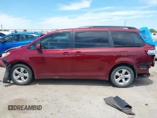 2014 Toyota Sienna LE AAS z VIN 5TDKK3DC4ES507433, wystawiony jako IAAI lot #42321751 z przebiegiem 108 596 mil mil oraz . Historia ofert i sprzedaży dostępna na DreamBid. Obrazek 15.