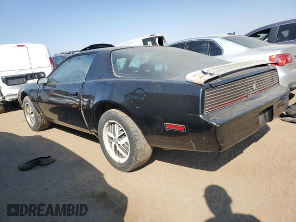 1982 Pontiac Firebird z VIN 1G2AW87H4CL566862, wystawiony jako Copart lot #74777384 z przebiegiem 597 058 mil mil oraz Czysty tytuł • Clean title. Historia ofert i sprzedaży dostępna na DreamBid. Obrazek 2.