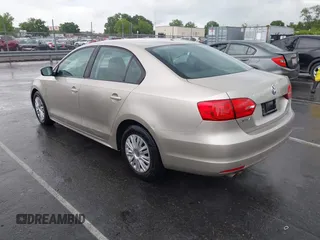 2012 Volkswagen Jetta SE z VIN 3VWDP7AJ5CM461691, wystawiony jako IAAI lot #42237130 z przebiegiem 102 664 mil mil oraz . Historia ofert i sprzedaży dostępna na DreamBid. Obrazek 3.