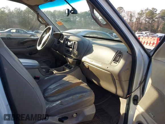 2000 Ford Expedition XLT with VIN 1FMEU1767YLB19633, listed as a IAAI auction lot 41594877 with 288,439 mi miles and . Bid and sale history available at DreamBid. Image 5.
