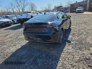 2023 Toyota Prius LE z VIN JTDADABU7P3002593, wystawiony jako Copart lot #48176675 z przebiegiem 10 726 mil mil oraz Szkoda całkowita • Salvage title. Historia ofert i sprzedaży dostępna na DreamBid. Obrazek 4.