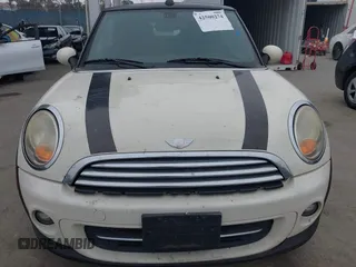 2011 MINI Convertible z VIN WMWZN3C5XBTZ89487, wystawiony jako IAAI lot #42500274 z przebiegiem 119 172 mil mil oraz . Historia ofert i sprzedaży dostępna na DreamBid. Obrazek 6.