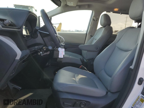 2022 Toyota Sienna XLE with VIN 5TDYRKEC1NS100250, listed as a Copart auction lot 45936435 with 5,567 mi miles and Salvage Title. Bid and sale history available at carsss.com. Image 7.