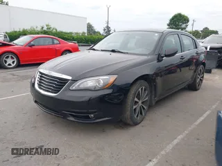 2011 Chrysler 200 S z VIN 1C3BC8FG3BN566943, wystawiony jako IAAI lot #42282928 z przebiegiem 159 484 mil mil oraz . Historia ofert i sprzedaży dostępna na DreamBid. Obrazek 2.